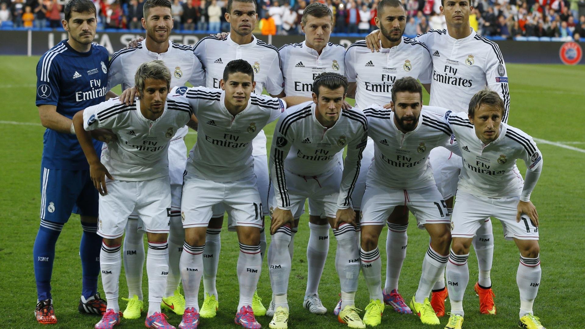 C罗与粉丝互动现场热情高涨，c罗与队友